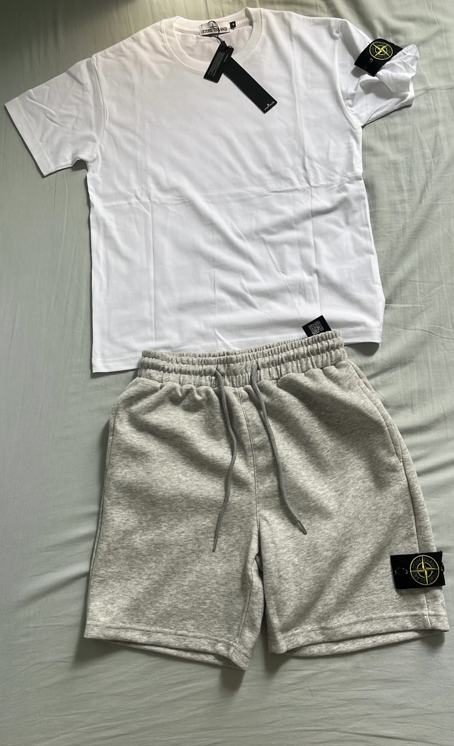 Ensemble Stone Island – T-shirt blanc + short gris